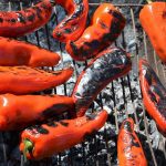 Салата от печени чушки и чесън – българското гаспачо на душата