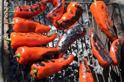 Салата от печени чушки и чесън – българското гаспачо на душата