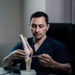 Когато дъждът чука по костите ни: Тайната връзка между времето и спомените