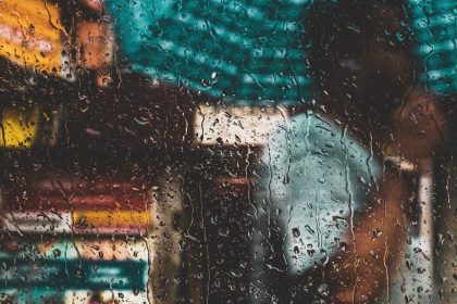 Мартенски дъждове и сладката миризма на мокра земя: поезия в ежедневието